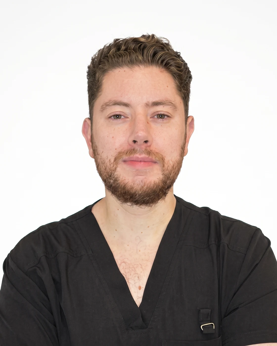 Retrato del Dr. Javier Castellanos Vizcaíno, otorrinolaringólogo y cirujano facial, con uniforme quirúrgico negro sobre fondo neutro