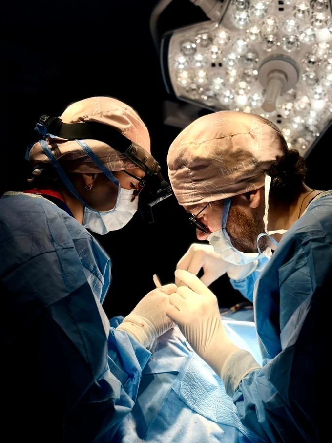 El Dr. Javier Castellanos y su equipo durante una cirugía en quirófano