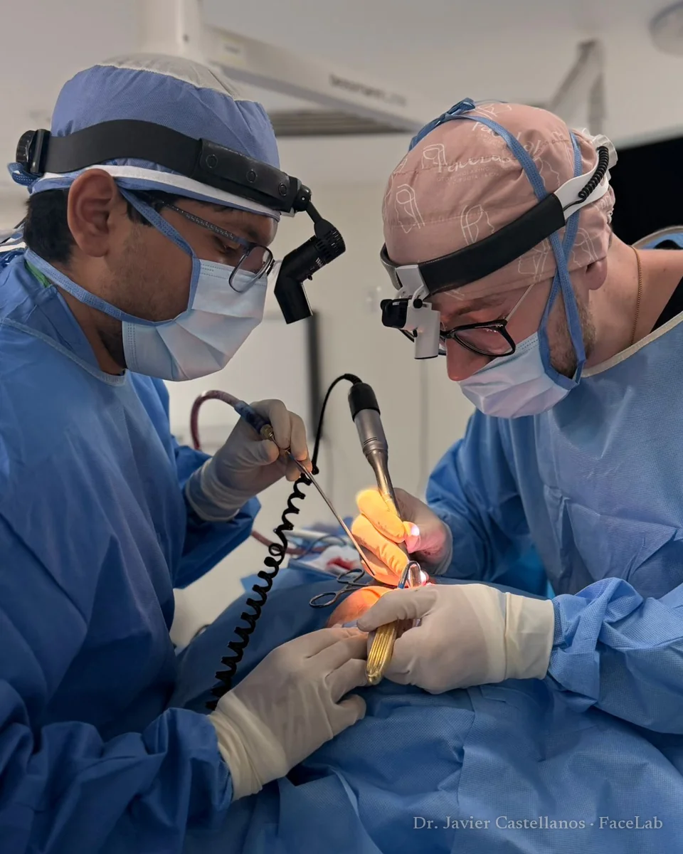 Manos del cirujano con el instrumental durante una rinoplastia